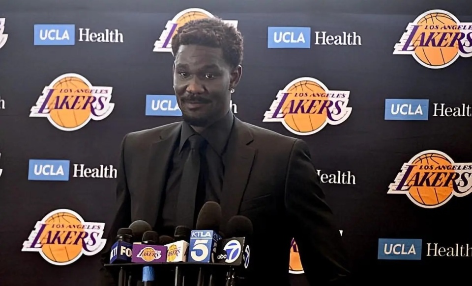 不满球队安, 中锋球员也, 的信任